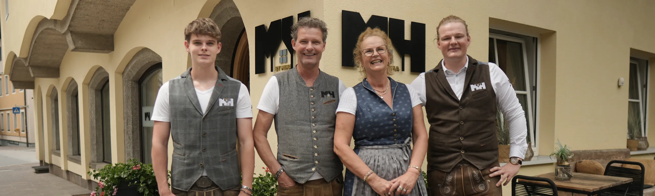 Familie steht vor dem Miha Restaurant