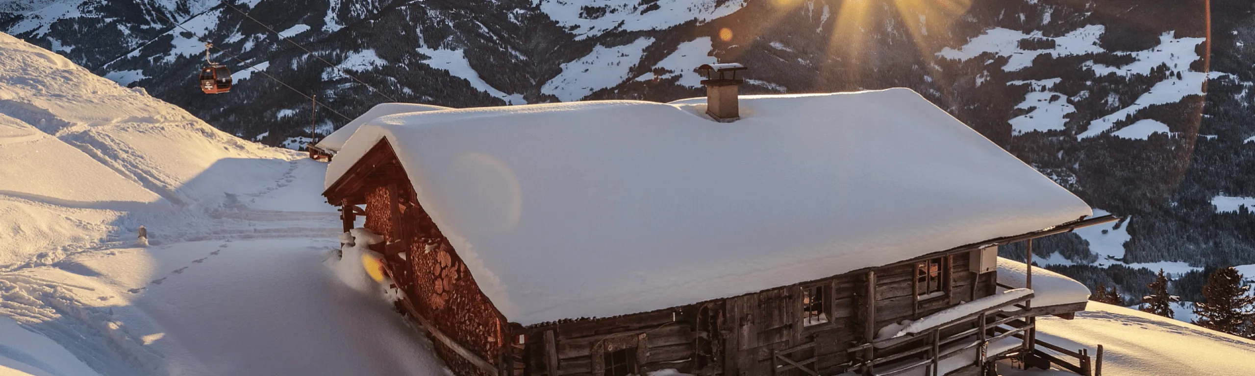 Winterlandschaft im Brixental mit einem schneebedeckten Haus und Bergen