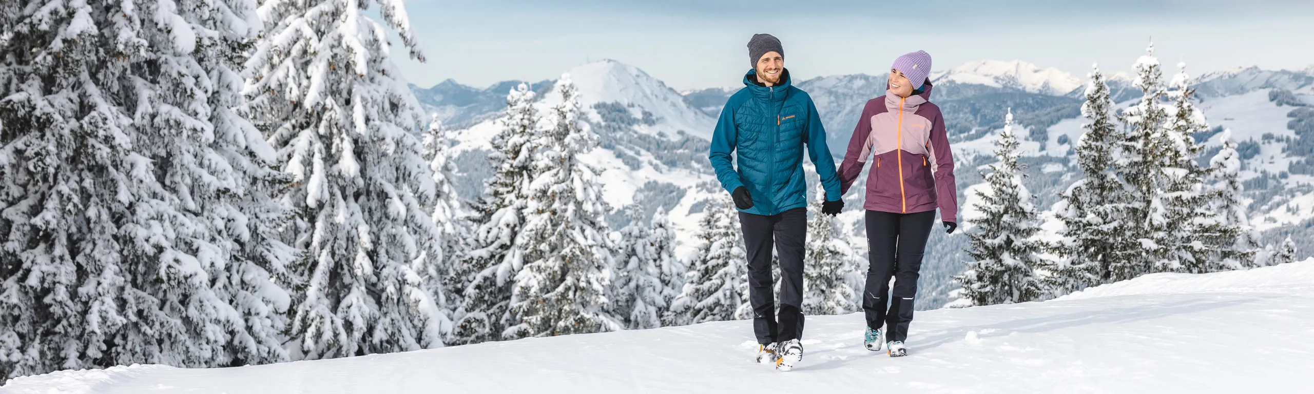 Zwei Personen beim Winterwandern in verschneiter Berglandschaft
