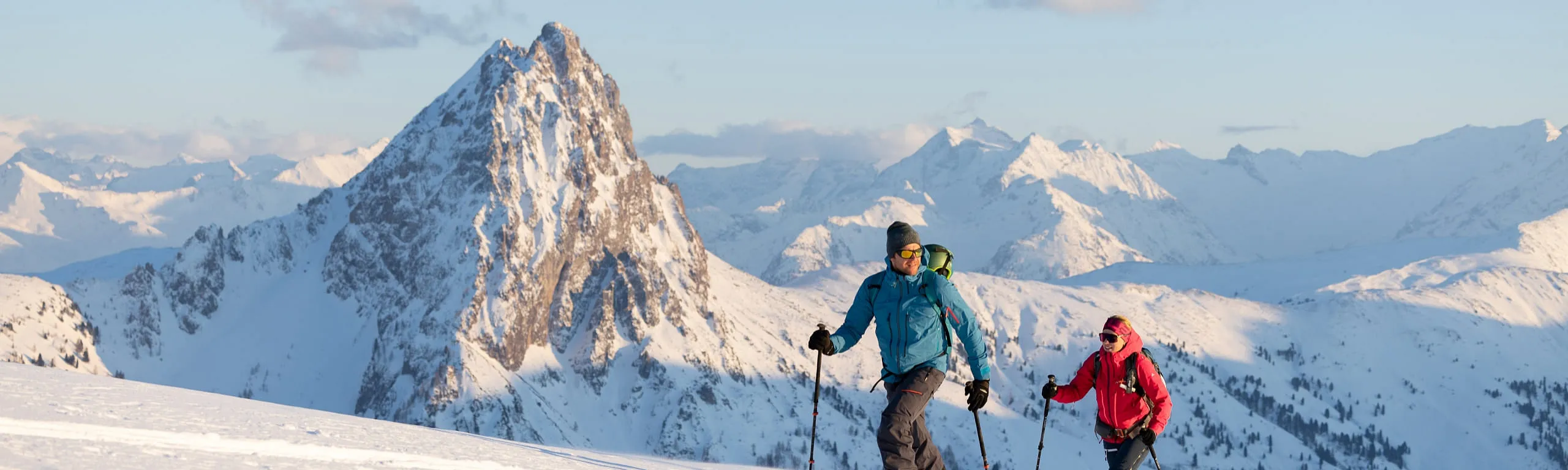 Zwei Skitourengeher im Brixental mit Schnee und Bergkulisse