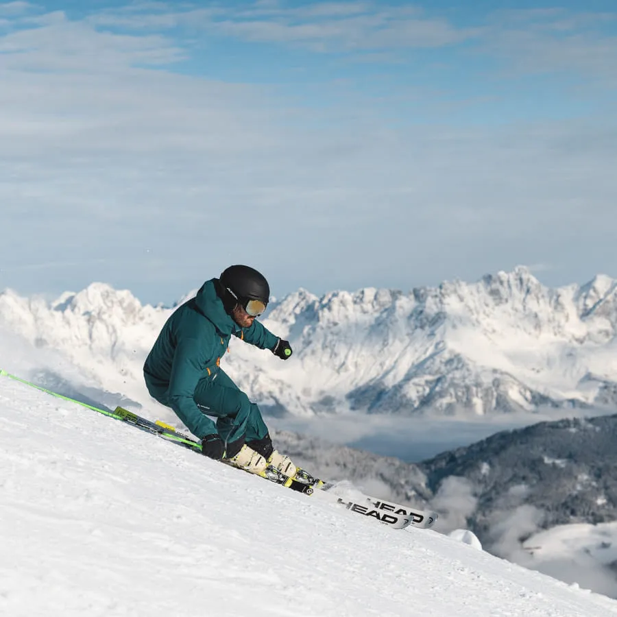 Skifahrer in Winterlandschaft mit Bergen im Hintergrund