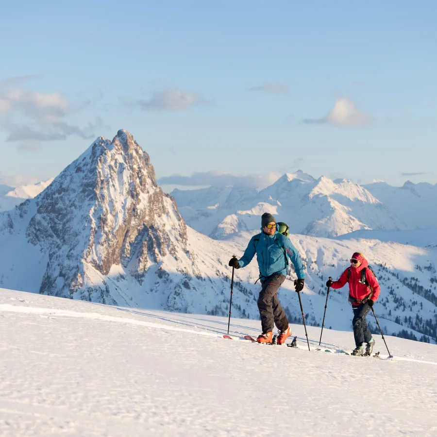 Skifahrer auf einer winterlichen Tour im Brixental mit Bergen im Hintergrund