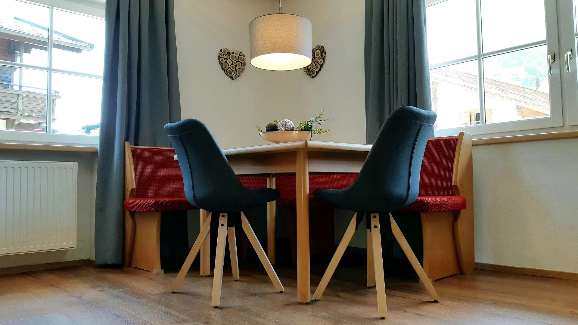 Essbereich mit zwei Stühlen, Tisch und Fenster.