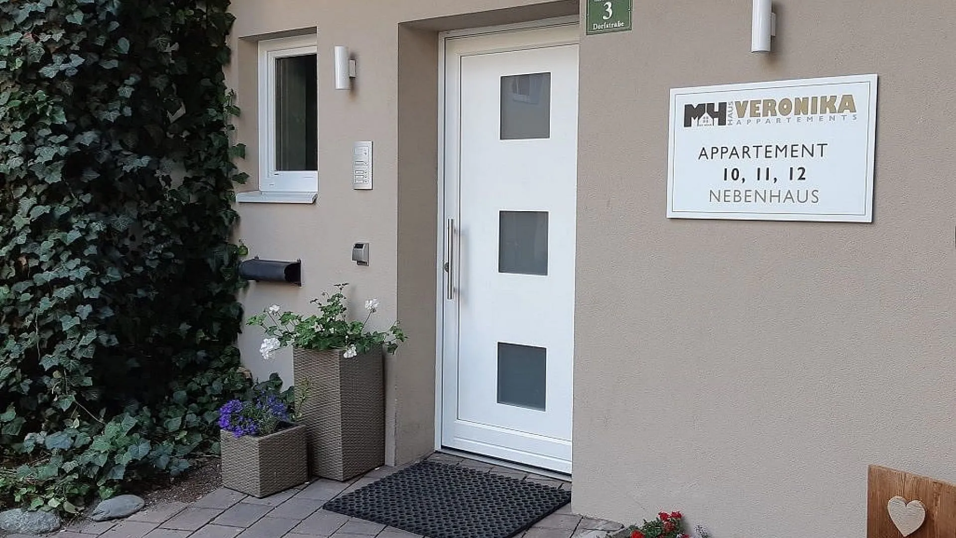 Eingang zu den Appartements 10, 11, 12 mit Pflanzen und Türmatte