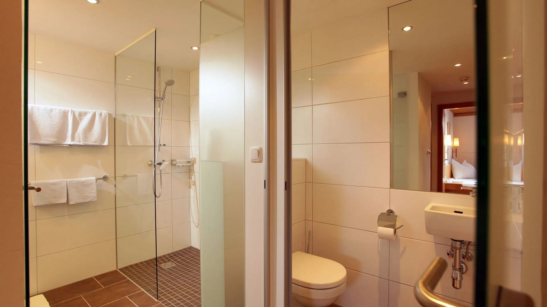 moderne Badezimmer mit Dusche, Waschbecken und Toilette