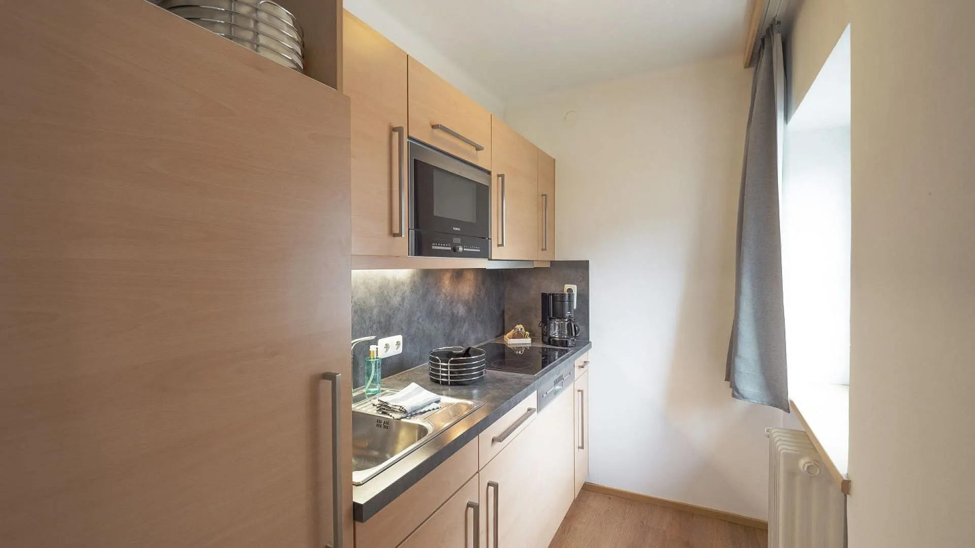 moderne Küche mit Holzschränken und Geräten