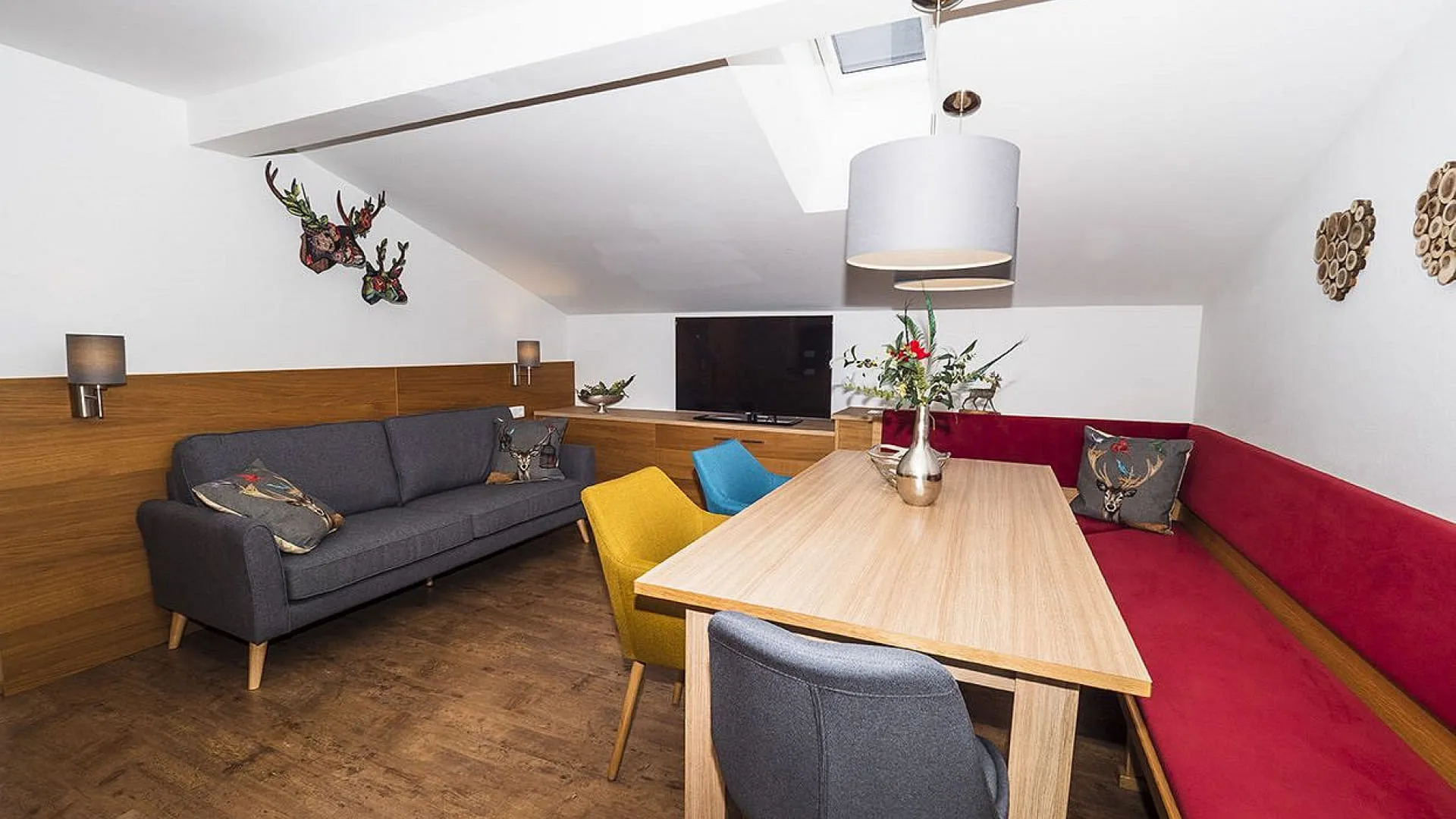 moderne Wohnzimmer mit Sofa, Esstisch und dekorativen Elementen