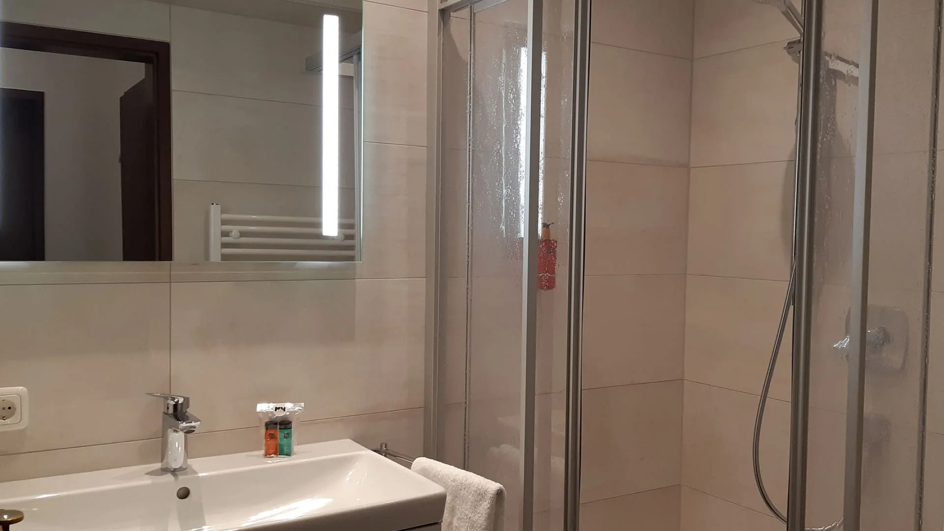 Modernes Badezimmer mit Dusche und Spiegel