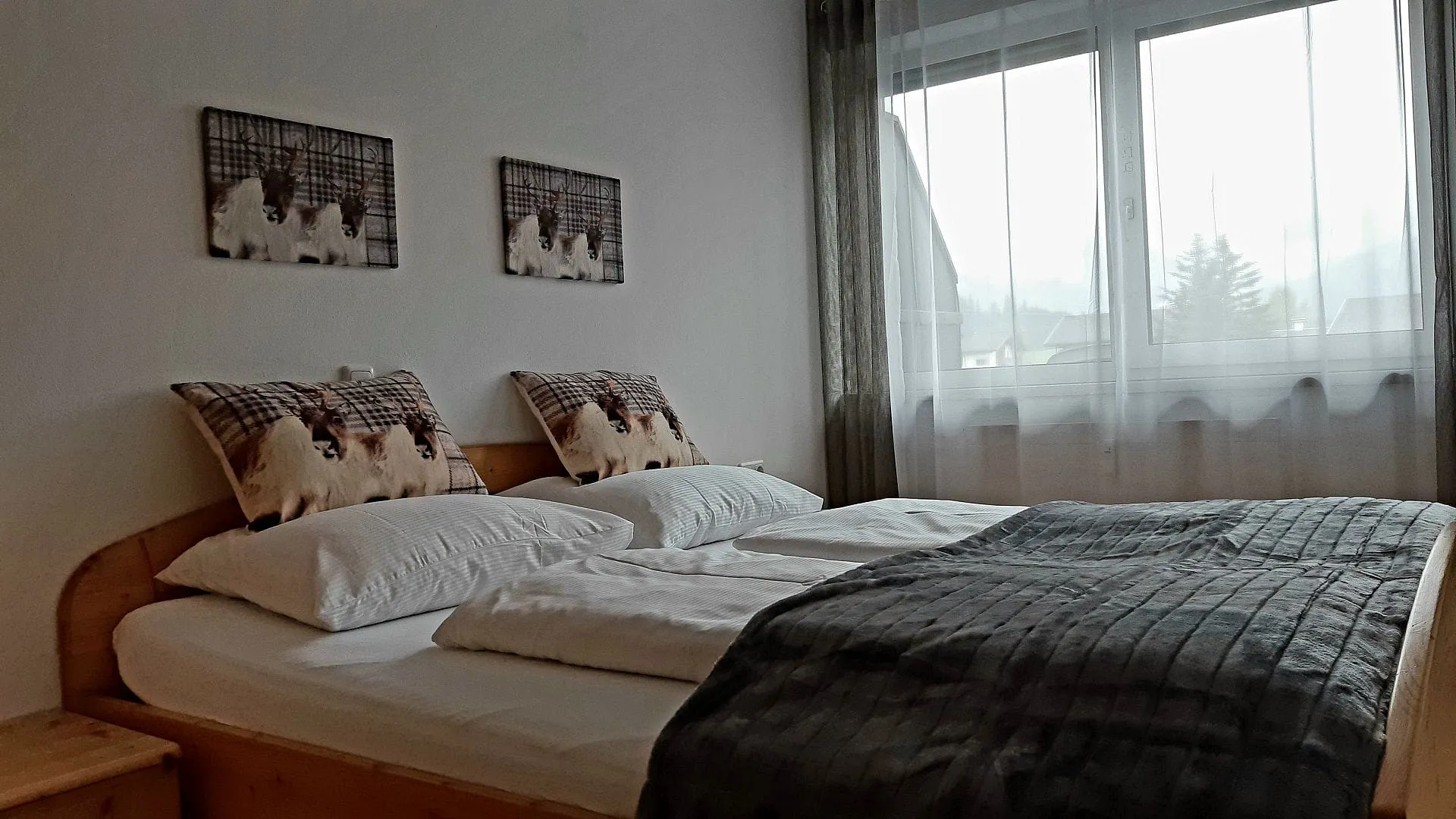 Helles Schlafzimmer mit einem Bett, Kissen und Fenstern