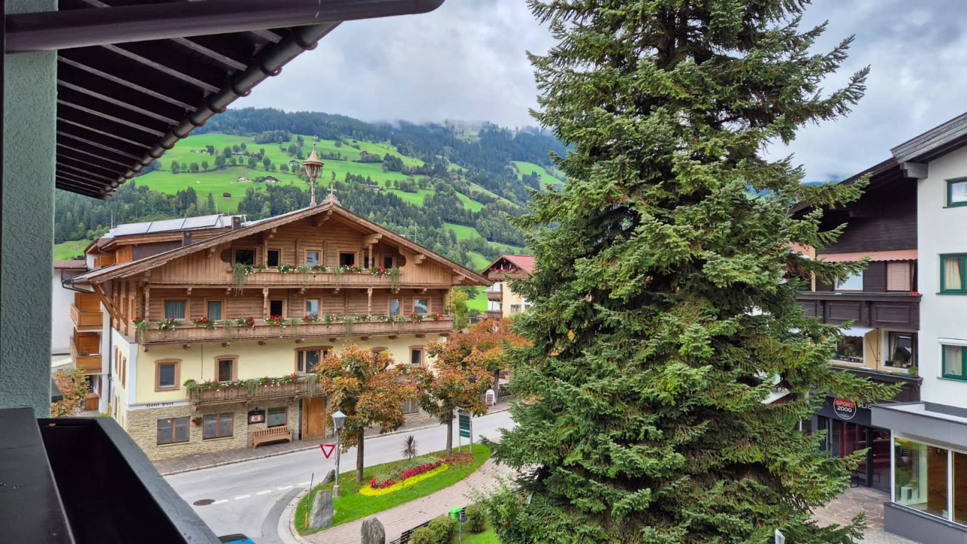 Blick auf Gebäude und Bäume in einer grünen Landschaft