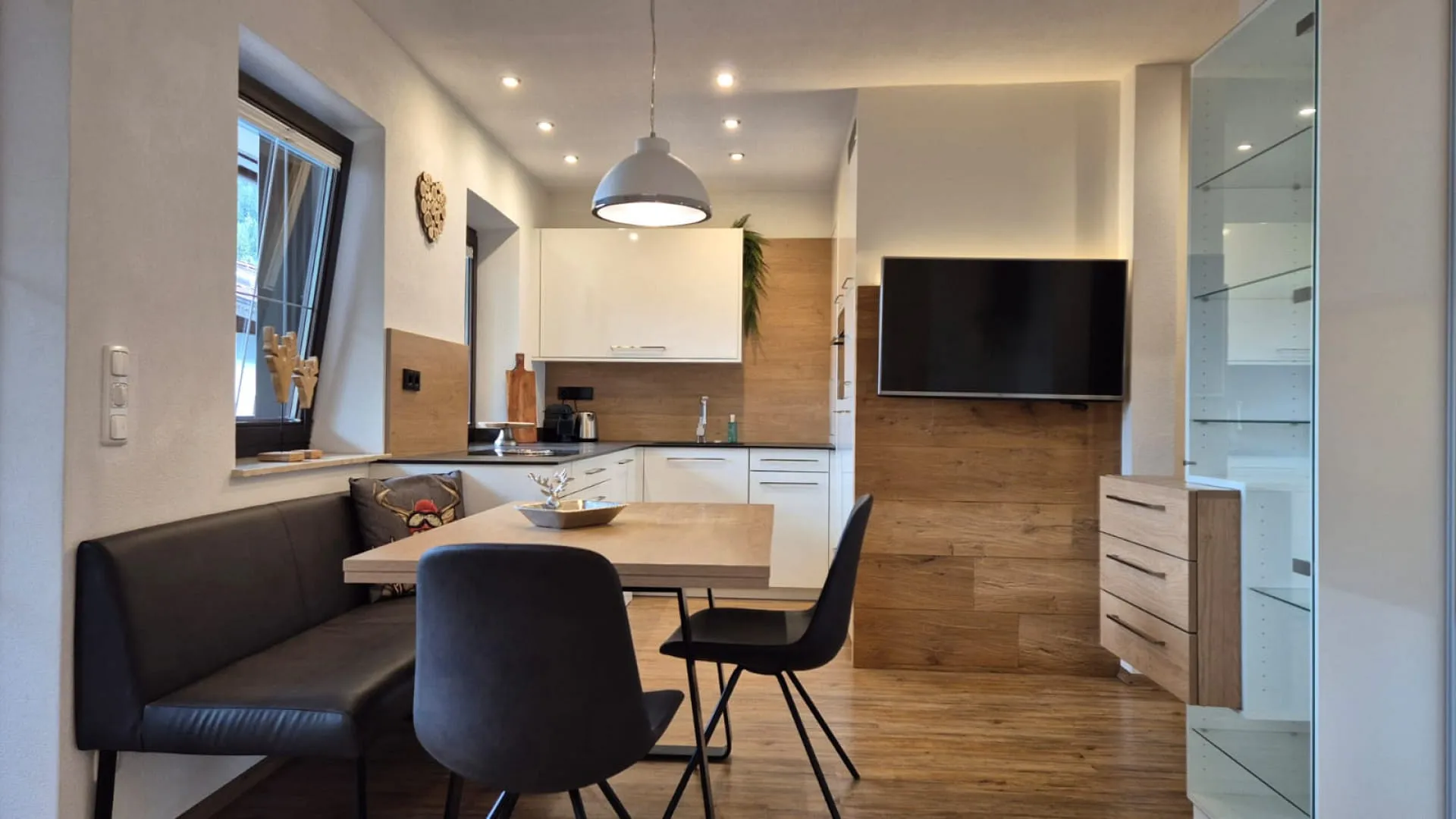 Modernes Esszimmer mit Holzelementen und Sitzgelegenheiten