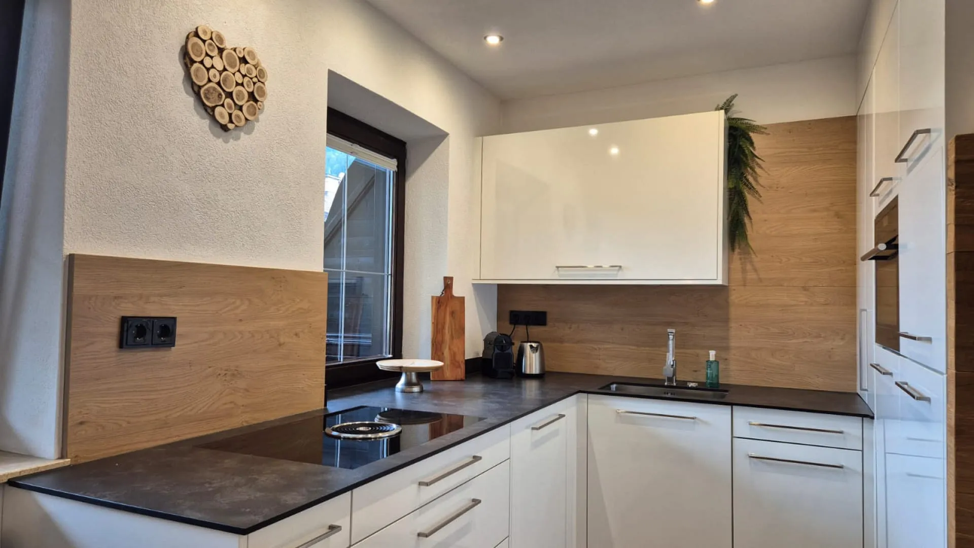 Moderne Küche mit Holzdetails und Fenster